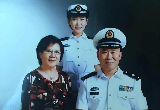 他因嘴歪演了半辈子坏人，令人想不到的是，他女儿是我们熟悉的她