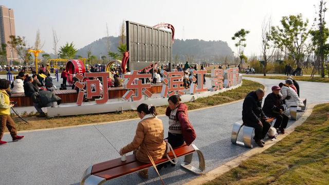 白天能量满满,晚上赛博朋克!射洪这个地方不得了