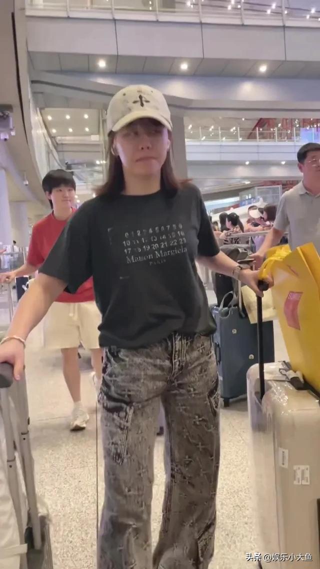 陈幸同结束横滨赛已抵达北京机场路透，穿黑色短袖又酷又飒！