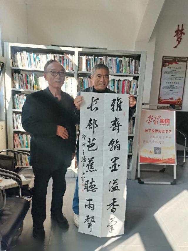 重阳佳节将来临 创作墨宝送老人
