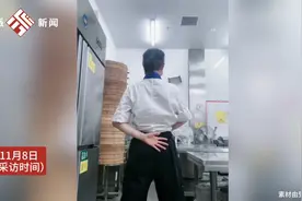 华中师大40岁食堂阿姨休息时在备菜间跳女团舞：平时爱健身，学跳舞已有2年多，被学生们喊“姐姐”图片