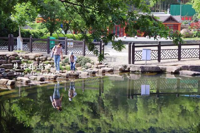 浙江宁波的4A级风景区，峡谷瀑布成为亮点，清静凉爽游玩很惬意