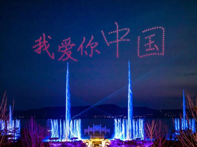各位旅客，前方到站，济宁站！