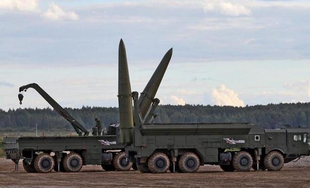 终于不装了，特朗普准备发动战争，美军轰炸机出动，英法俄选边站