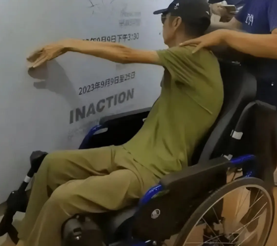 她是国家一级女演员，多次给丈夫戴绿帽，重病丈夫坐轮椅也不离婚