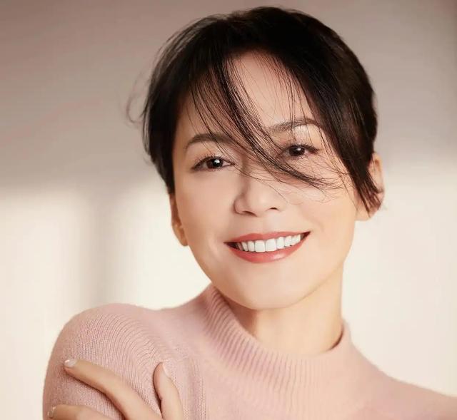 至今未婚未育，身边却有男人陪了近20年！54岁的她才是人间通透