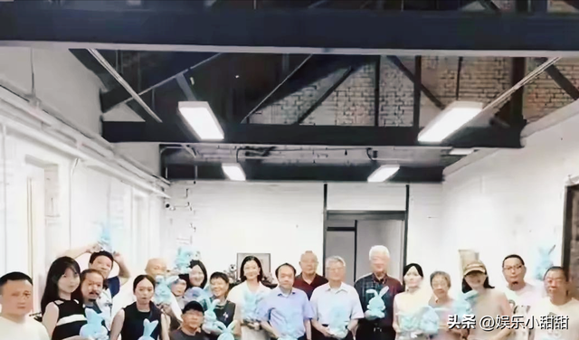 宋祖英私下聚会照曝光，穿棉麻衣、短发造型让人惊艳！
