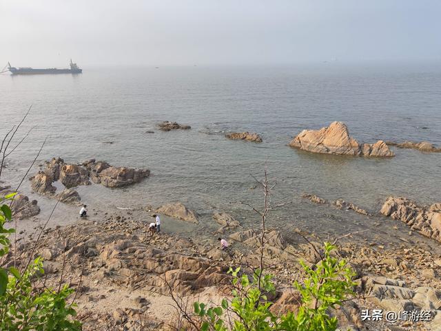 月亮湾看小朋友在礁石间捉螃蟹，徒步海昌渔人码头沐浴清爽海风