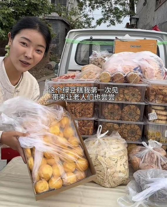 网红李富贵带46位老人去旅行，听戏吃大餐，《人民日报》点赞转发