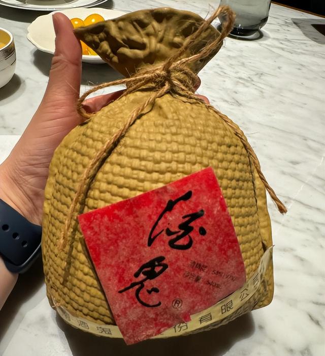 胖东来“自由爱”热卖后，又一白酒杀疯了！100%纯粮仅售128元