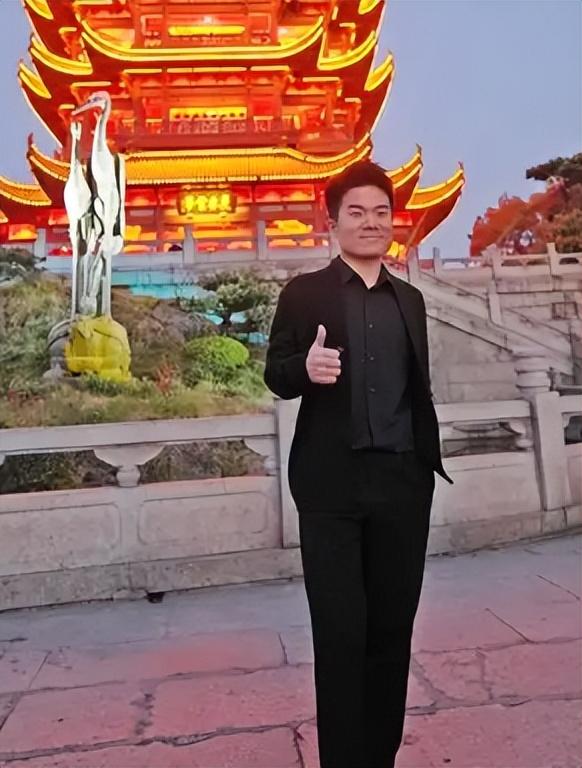 俞敏洪没想到，董宇辉受邀九三阅兵半月多，再因一个举动口碑暴涨