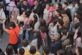 热门景区一保安自扇耳光，并下跪向游客道歉，官方：不处罚，鼓励以劝导解决问题图片