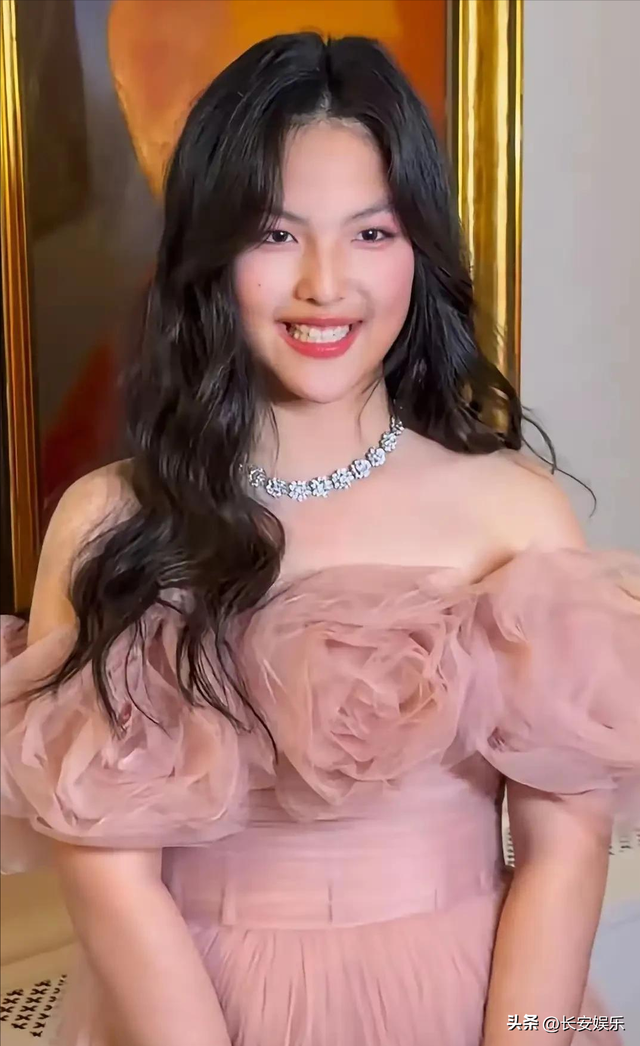 我的天 李湘女儿这哪像16岁 看着像46岁中年女性 而且还越来越男相了