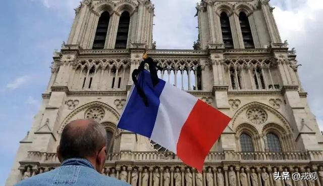 法国慌了！光之城狂赚，外省却躺平，机器人救场？