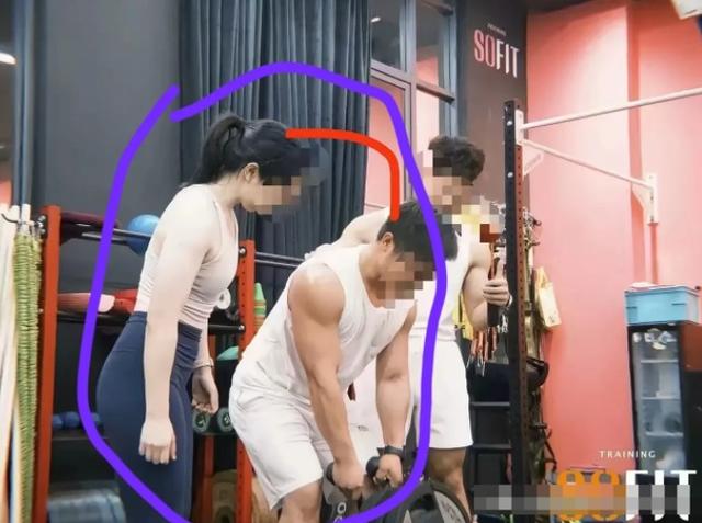 工行男高管举报妻子出轨后续：妻子正脸照曝光，小三男被扒很乱