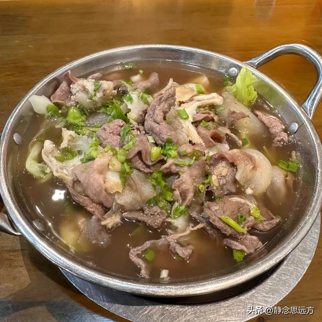 我河南人，退休跟着儿子到了乐山生活一年了，我羡慕这的生活了