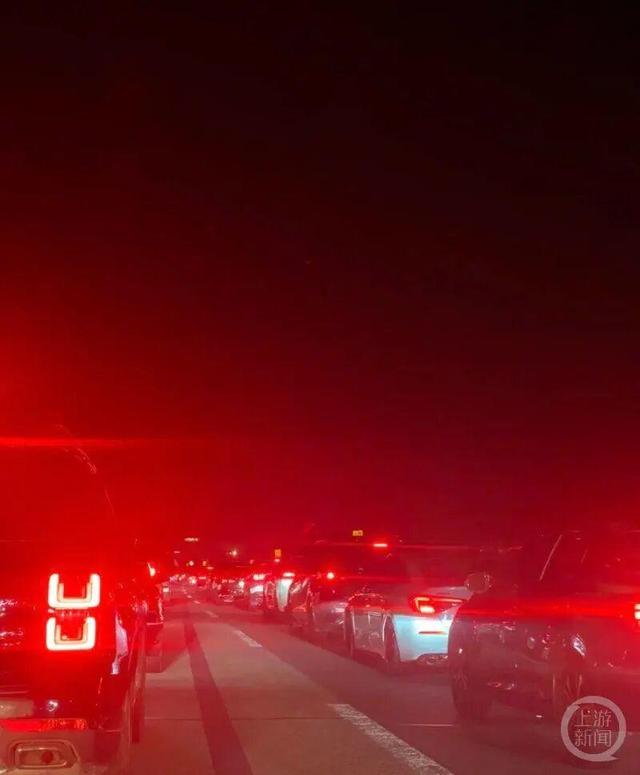 全是人！西湖一天涌入44万人，高速上14小时挪200公里，有人睡一觉还在原地，有电车车主排队4小时充电