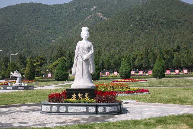 龙山墓园：于陵园规划中绘就历史与生态新画卷