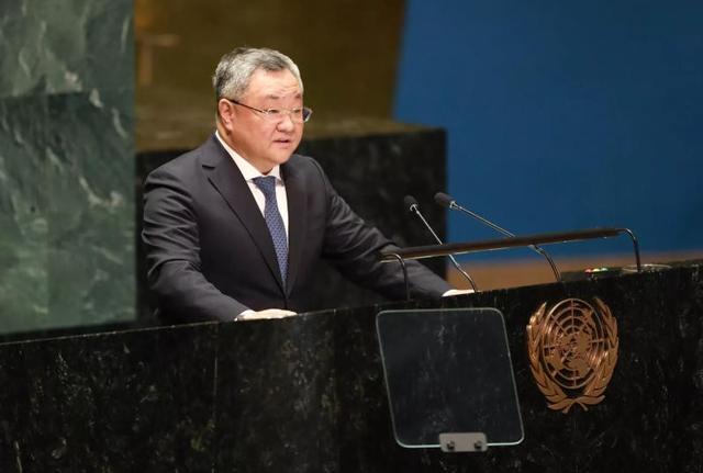 日本两手反击呼之欲出，3条诡计从东边下手，特朗普再批一亿军援