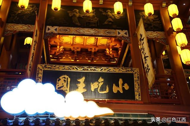 坡子街的夜色里，藏着长沙的烟火人间