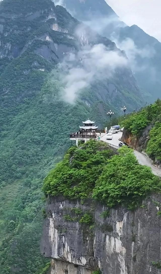 悬崖上“抠”出的生命之路！村民徒手凿山，如今成自驾天花板！