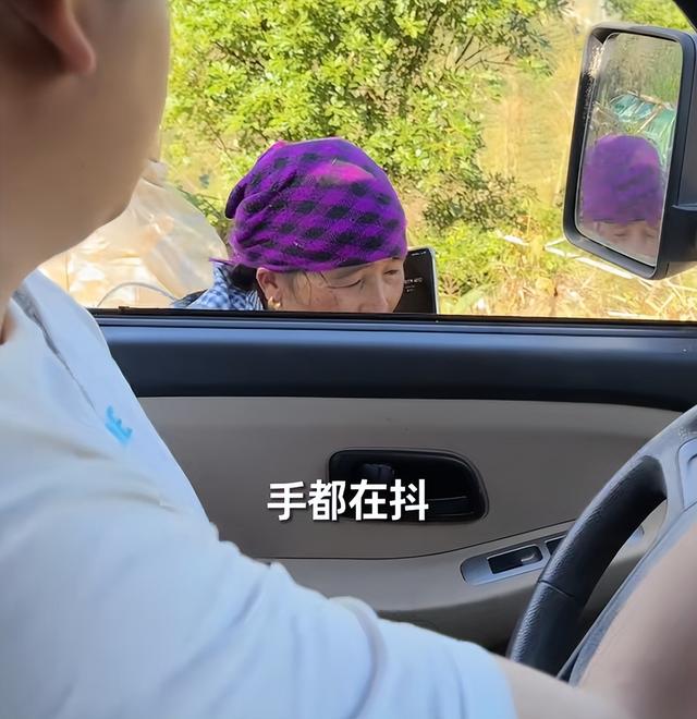 云南大姨被蜜蜂狂蜇，满脸蜂刺求助，过路司机惊呆，网友直呼惊险