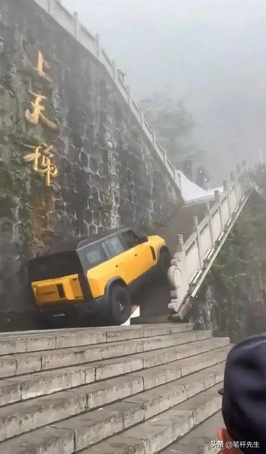 奇瑞风云 X3L 天门山挑战翻车！防护绳脱落撞护栏	，官方紧急致歉