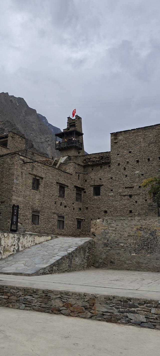 踏迹寻音：在阿坝理县，桃坪羌寨与甘堡藏寨的时空对话