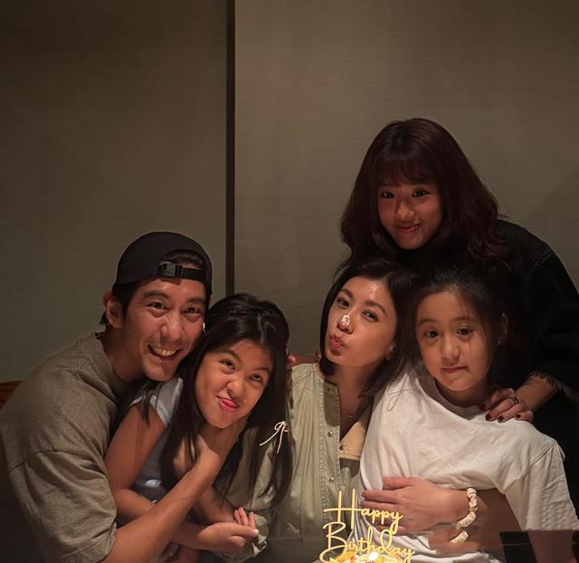 贾静雯一家过圣诞，梧桐妹穿低胸裙身材傲人，咘咘和波妞越来越像