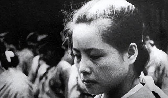 他不忍杀日本女俘，将她带回家乡，34年后才知道：妻子身份不一般