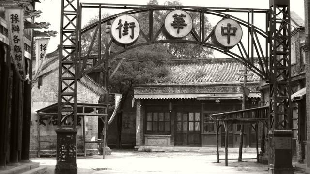 和漂亮人妻打麻将，我在桌下碰了她的脚，她竟没缩回去