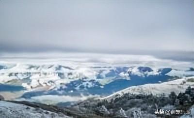 清晨五点大理洱海，第一缕阳光刺破云层，湖水瞬间绽放万千金光