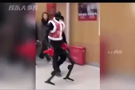 春晚机器人天价曝光退场踉跄全网笑疯：50万扶墙走？网友连夜算账图片