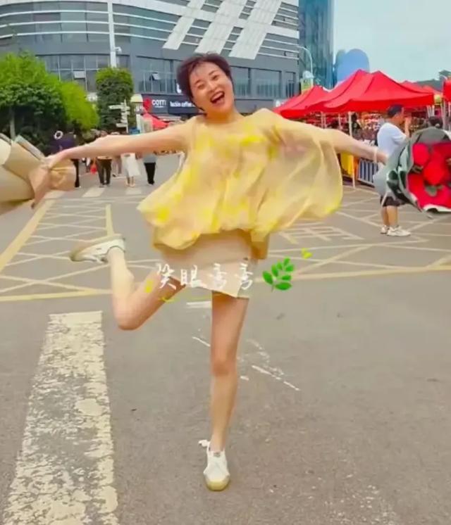吴越的做法实在是太过浮夸，连表情管理都不要了，这是干嘛？