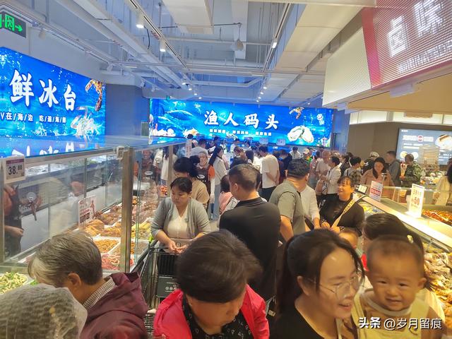 鹤壁，黄金周假期，新开业的鹤壁龙凤缘商场依然火爆