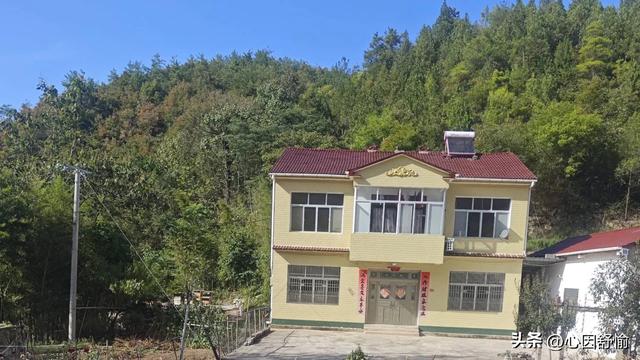 玉印岩又名抱璞岩，位于南漳县城西南荊山南麓，是传国玉玺的产地