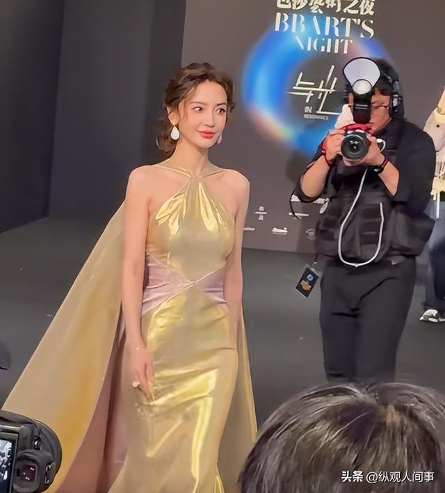 杨颖突然亮相芭莎，瘦成一把骨头腋下副乳却突出，人群中尴尬提胸