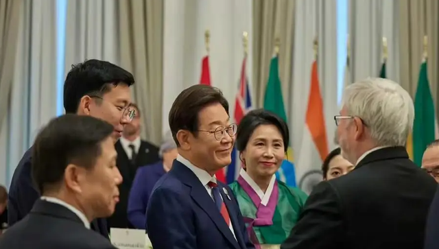 李在明收到中国阅兵邀请，想了13天用4字回应，要看特朗普脸色