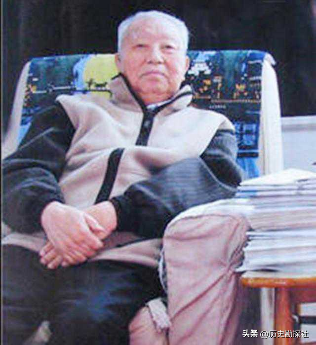 1961年，华国锋一家六口的合影，40岁的他长相周正，妻子端庄贤惠