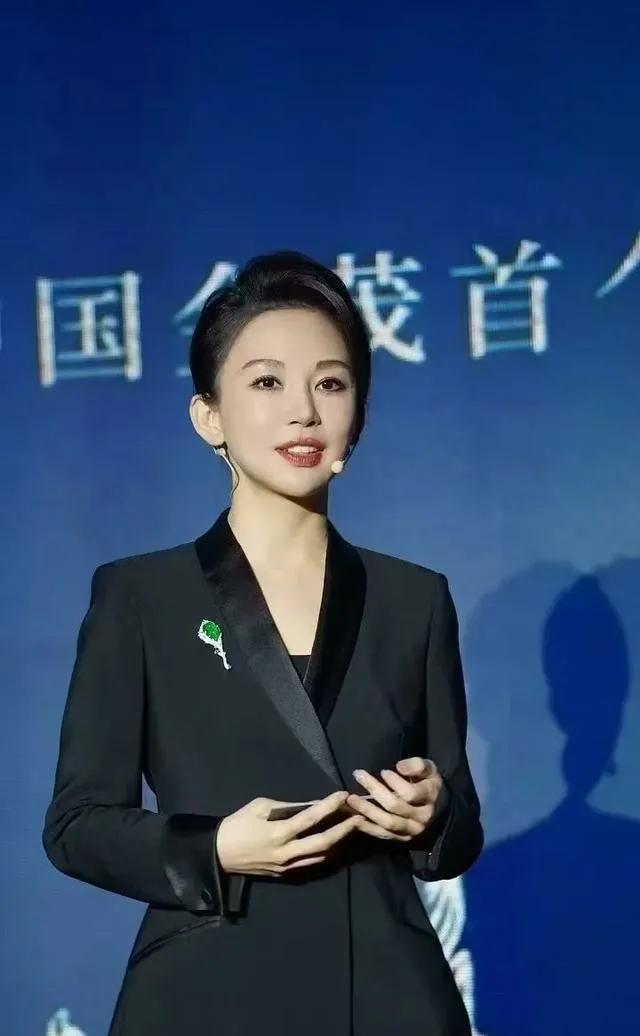 女子花式九球打法选手，潘晓婷：写真欣赏。