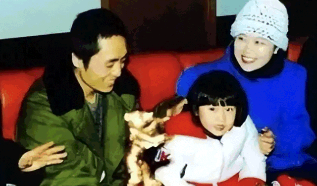 恩爱25年抵不过残酷现实,74岁张艺谋衰老萎缩,43岁陈婷正绚烂如花
