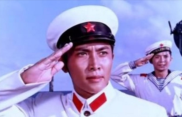 没想到	，73岁唐国强受邀观礼阅兵刚一个月，竟再令所有人刮目相看