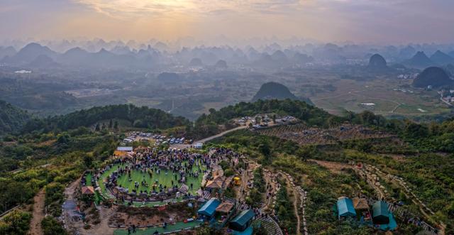 桂林阳朔：夕阳泼墨染群峰 风景如画似“千里江山图”