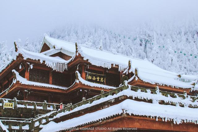 银色世界，雪中禅意：峨眉山的冬天美成了佛国仙境