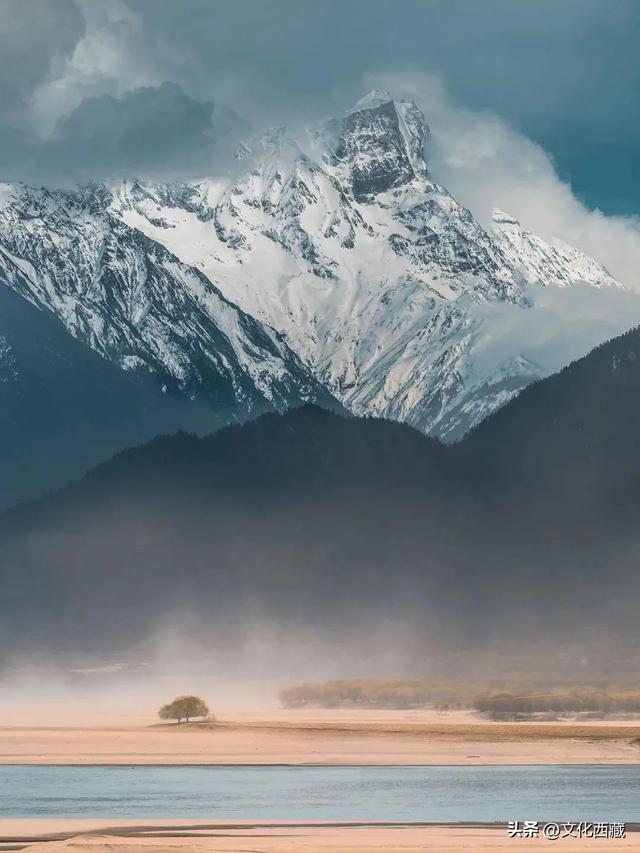对不起，这看日照金山、流星、沙漠和雪山同框的宝藏地，我写晚了！