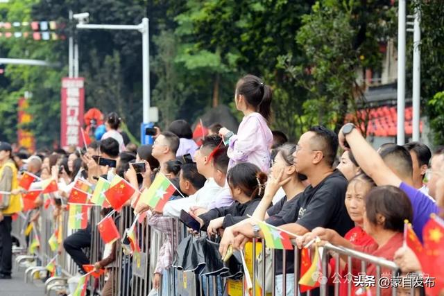 中缅胞波狂欢节刷屏了！牛车巡游、文化展演……瑞丽今天全城沸腾