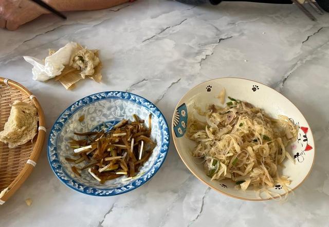 青岛老两口的早餐，在朋友圈火了，网友：真寒酸，实在没眼看！
