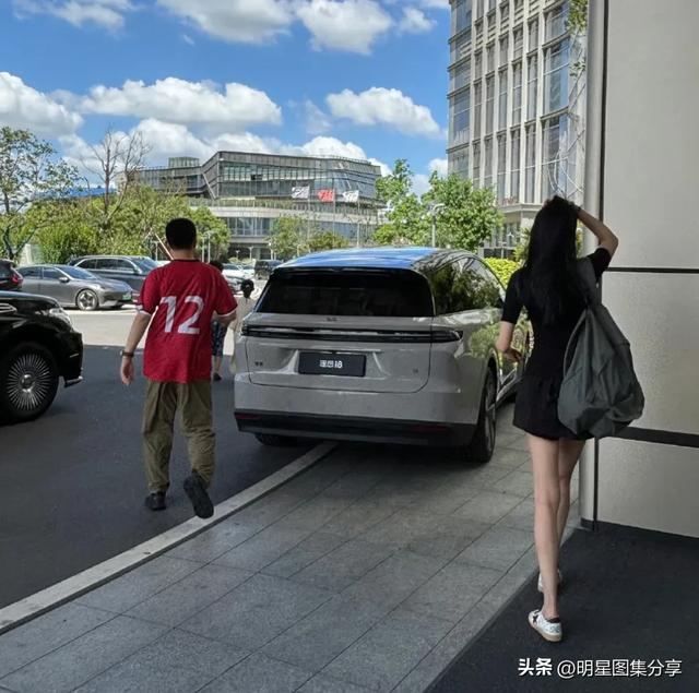 李想真有福气 和老婆看苏超，生5个孩子的身材还不输明星