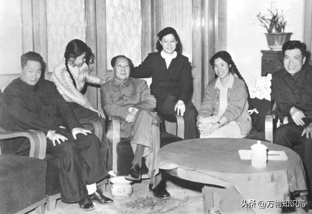 1962年，刘思齐和杨茂之新婚后	，去探望毛主席，珍贵合影留存