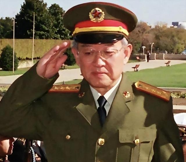 1992年产生的6位军委成员，遍布四大野战军，各担任什么职务？
